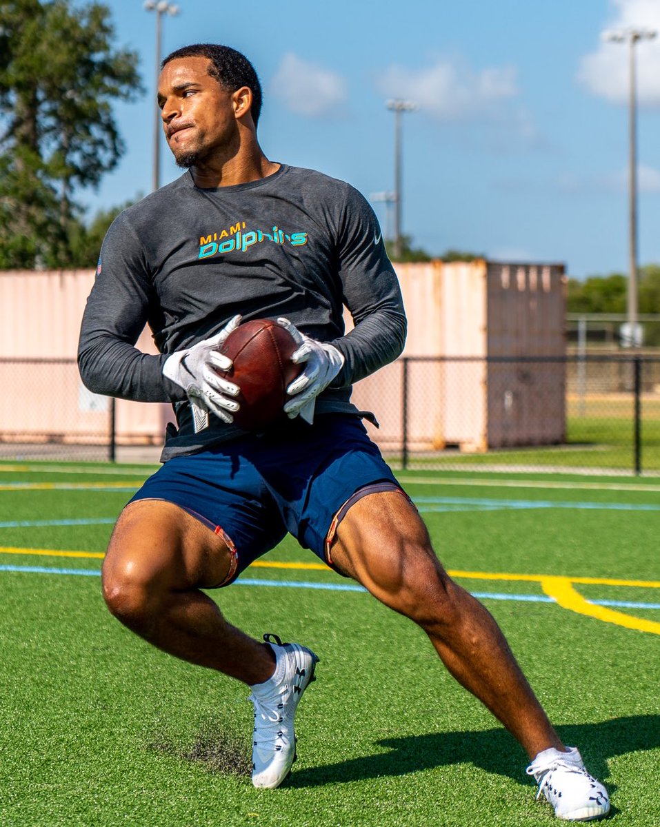 ShotCultr's tweet photo. Saw @brgridiron post about Giovani Bernard Legs, but don’t sleep on Malcolm Perry 👀 https://t.co/EGWckWOeBc