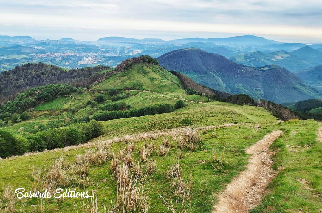 BasurdeEditions's tweet photo. El camino que lleva a casa 😍🏞️
----
#basurde #BeAdventurer 🐗
----
#Dominguero #Tachacimas #Senderismo #MontesVascos #Vive_Montañas #Mendiak #Zapas_Lokas #Sumiloc #EuskadiTropical #PuraVida #PaisVasco #euskadi #Naturaleza #landscape #BasqueCountry #Natura #Estaes_PaisVasco https://t.co/lzlxPaVgs9