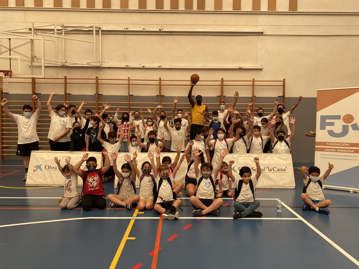 Visita de Bakary a la fundación en el polideportivo @Forus_es ✌🏻🏀 los niños han flipado 💪🏻