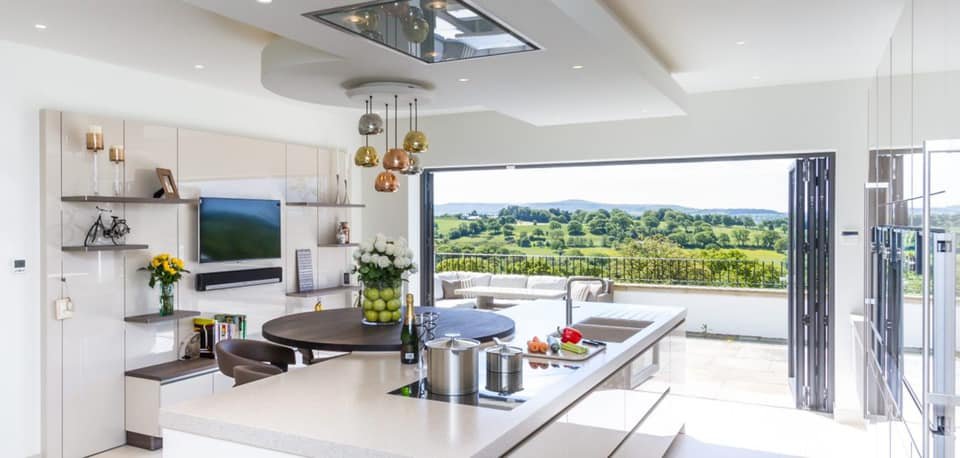 SF_Kitchens's tweet photo. An old Stuart Frazer kitchen but still looks amazing and comes in to its own on a beautiful sunny day like today.
#bringingtheoutsidein
#StuartFrazer #noseriousalternative #kitchens #kitchendesign #standingthetestoftime #luxurykitchens
See more: https://t.co/Jfsh6YNwsi https://t.co/3SAmzZXvTE