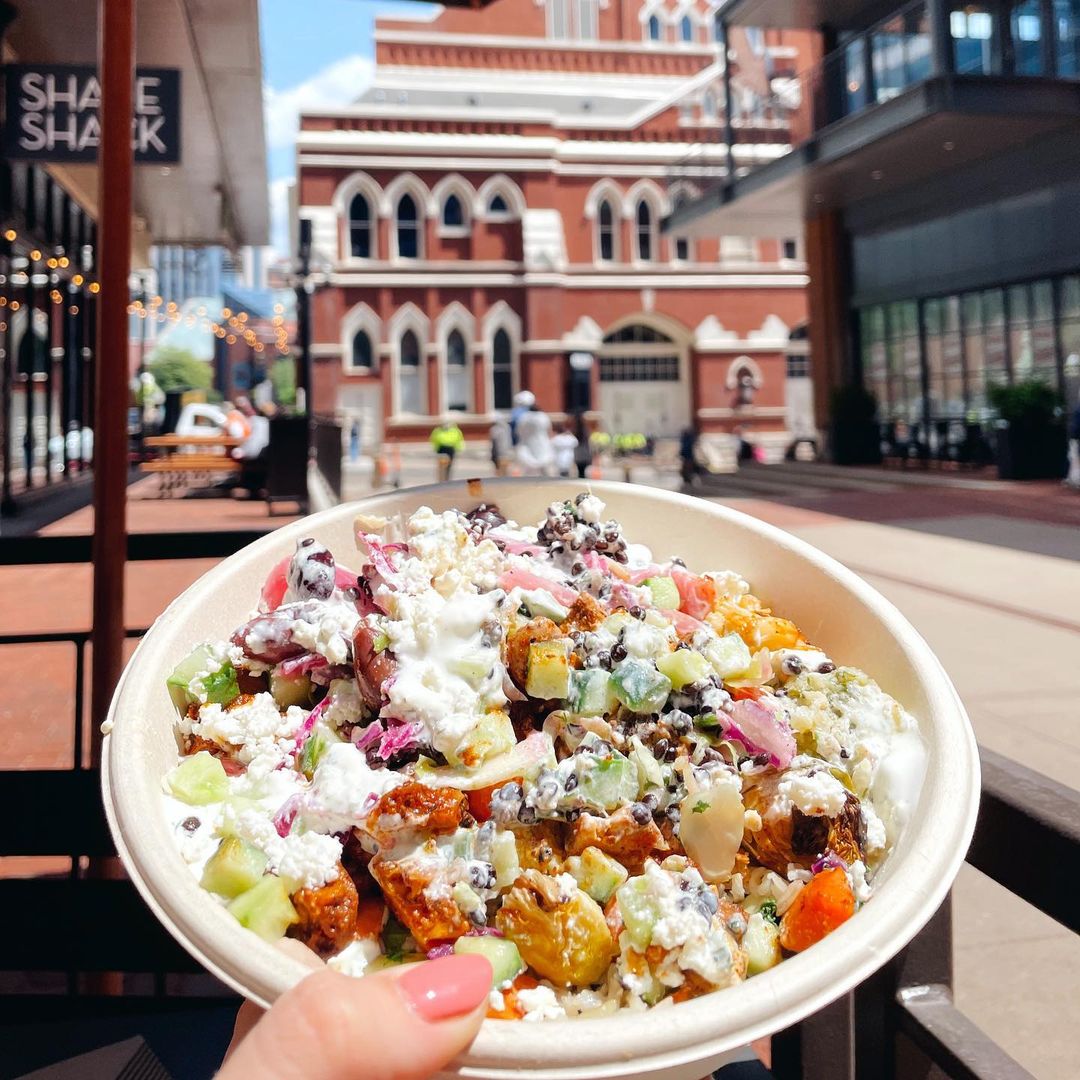 FifthandB's tweet photo. Lunch break goals at @cava and @theryman. 😍 #ryman #fifthandb https://t.co/4pZ3fiGrek