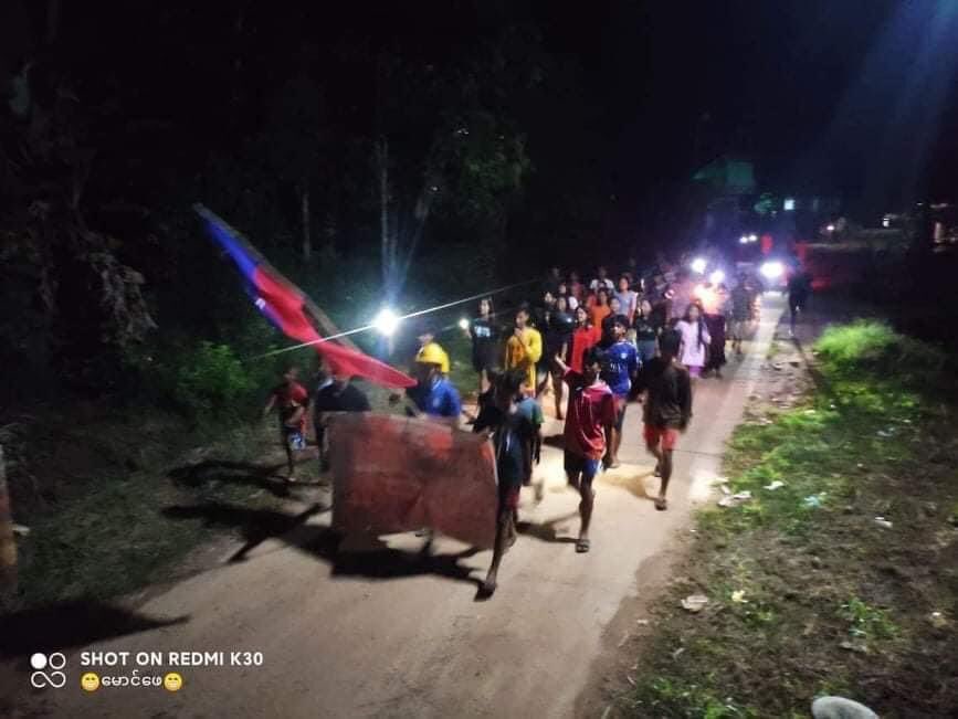 SpringBago's tweet photo. Anti Coup protesters from #SawPhyar village, ThayetChaung tsp chanted Anti Coup Slogans on the Roads in the night of 2nd June.
#WhatsHappeningInMyanmar
#June2Coup https://t.co/ewYeqlNEZs