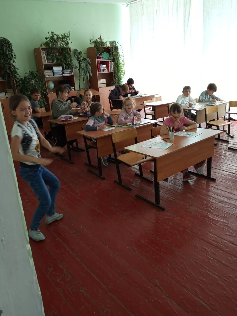 Наши детки прекрасно проводят время в летнем пришкольном лагере. Сегодня, помимо ежедневных развлекательных и спортивных мероприятий, воспитанники посетили исторический железно-дорожный комплекс в г.Веневе #моуурусовскийцо #веневскийрайон #нашидеткилучшевсех