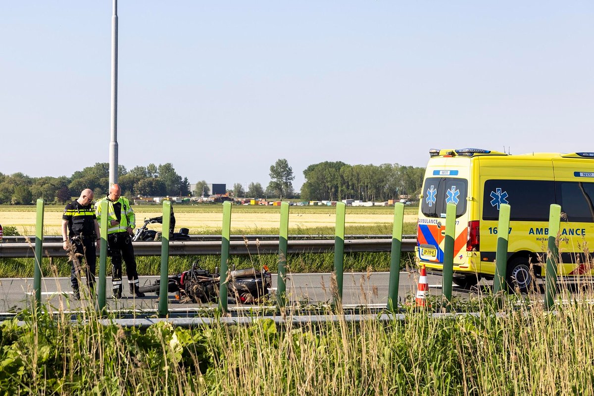Motorrijder ernstig gewond bij ongeluk in Vijfhuizen, file vanaf Haarlem..
