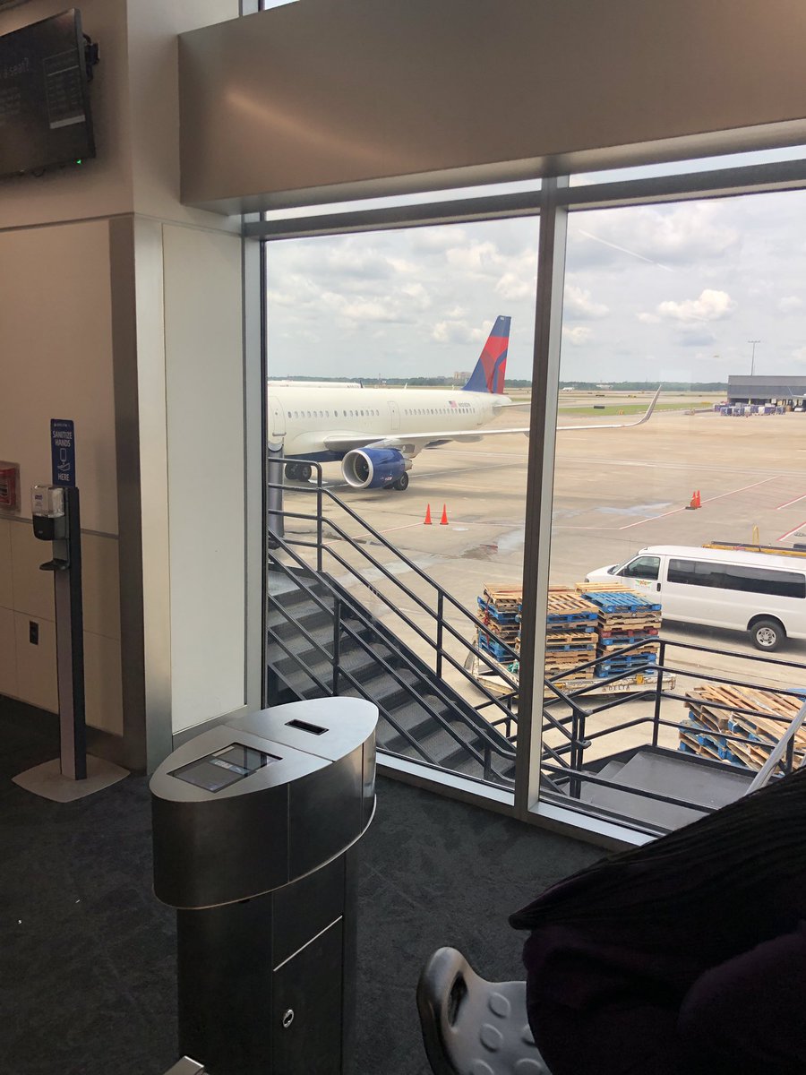 CopManAD's tweet image. Here’s my @Delta plane that I ran half way across ATL to catch. Didn’t get on after all that though even though I made it before departure. Another missed connection from Delta…guess I shouldn’t be surprised