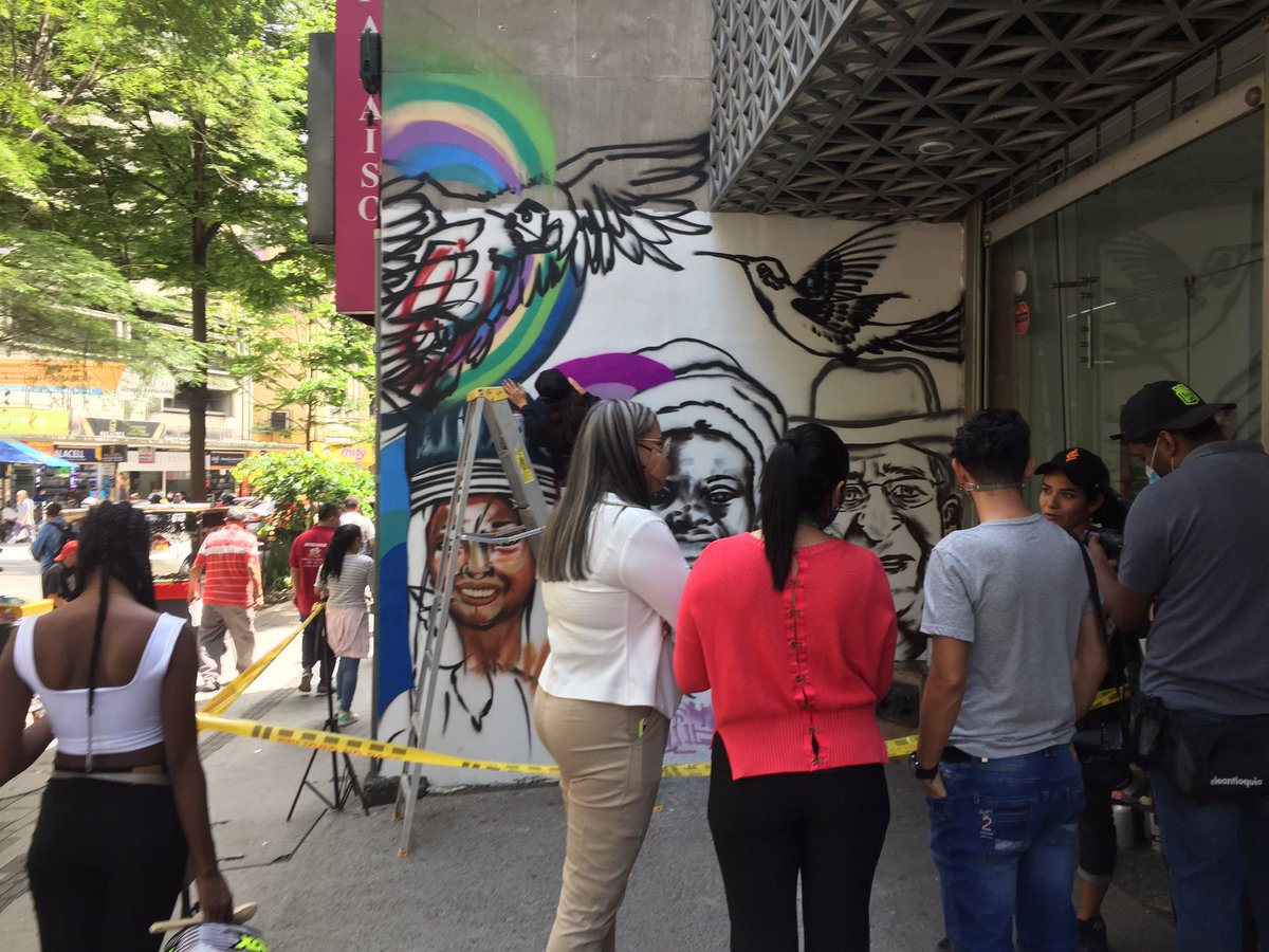 alejolo77's tweet photo. Hoy le ponemos diversidad y color a @CONFIARCoop con @CasaKolacho y sus artistas https://t.co/JP6HyhgLBl