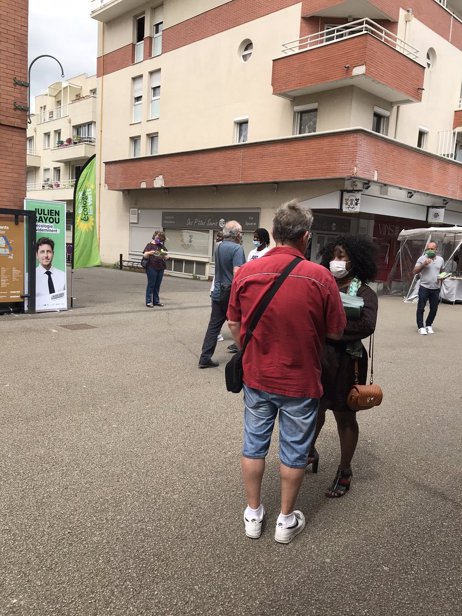 GhislaineSenee's tweet photo. Après le Vésinet, direction le marché de St Quentin en Yvelines.
Première distribution de notre programme lorsque la discussion s’instaure. 
Il y a beaucoup d’intérêts pour une Région IDF écologique. 

En fait je crois que les Français aiment faire mentir les sondages 🙂 https://t.co/Df7UAinbTS