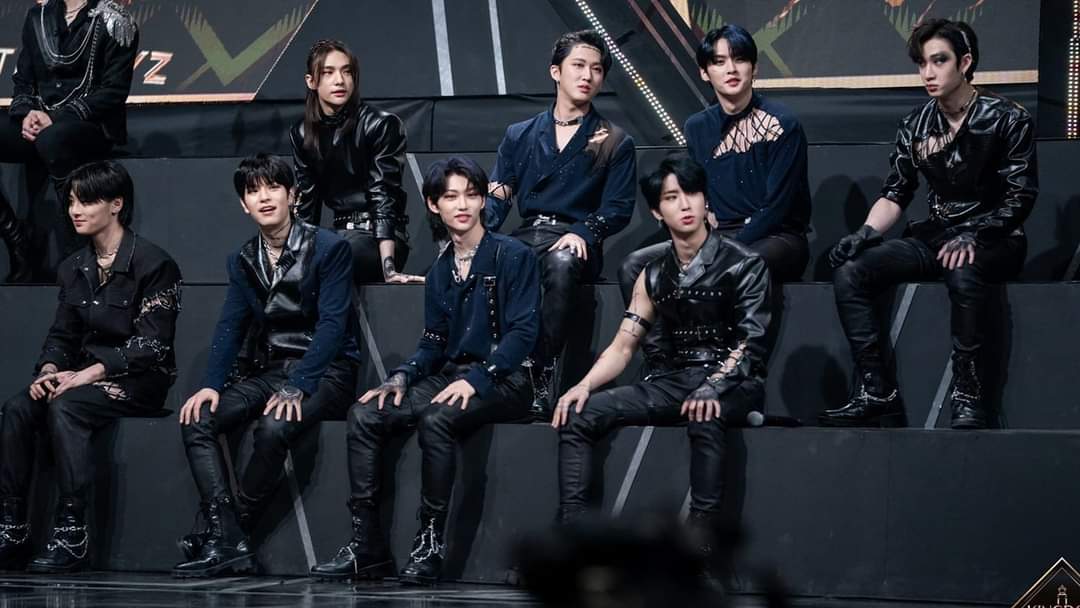 Melu_Tolentino's tweet photo. OT8 FOR THE FINAL PLEASE I'M BEGGING YOU JYP BRING BACK HYUNJIN TO US IT'S BEEN SO LONG!!😭😭😭
#updatechallenge #KINGDOM #LoveStrayKidsOT8 https://t.co/SxGXpQyWBL