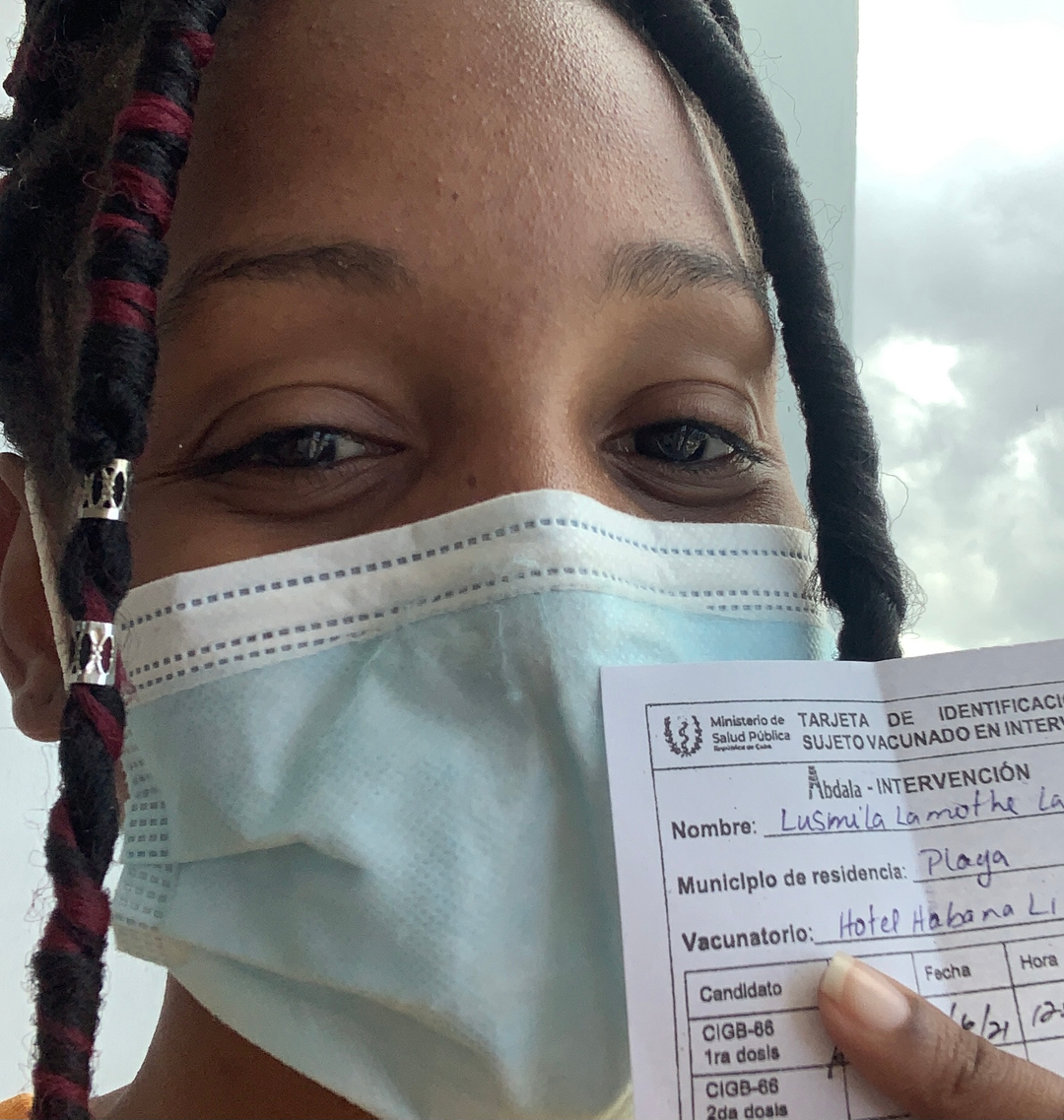 From Cuba 🇨🇺, one of our collaborators Lusmila, with her Abdala vaccine 1st dosis ready. 💉💉 #Vaccine #community #crew #team #ittakesavillage #collectivecare #storytellers #literacyproject