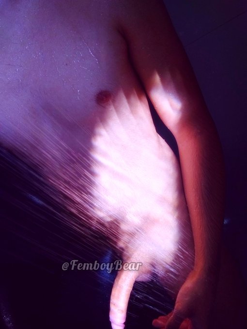 2 pic. Care to join me in a steamy, long shower~? https://t.co/sJlwQ79LdV