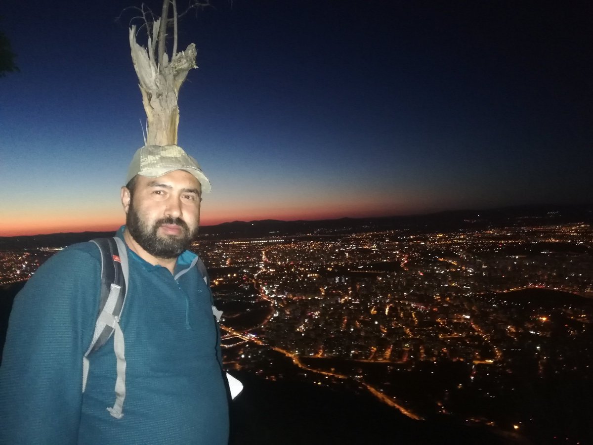 Yorulursun
Yorulmam deme gönül mutlaka yorulursun
Ortada seyrederken kenara savrulursun
Zamanın tenceresi, penceresi çok farklı
Temmuz’da buz tutarsın,
Ocak’ta kavrulursun..

Abdurrahim Karakoç