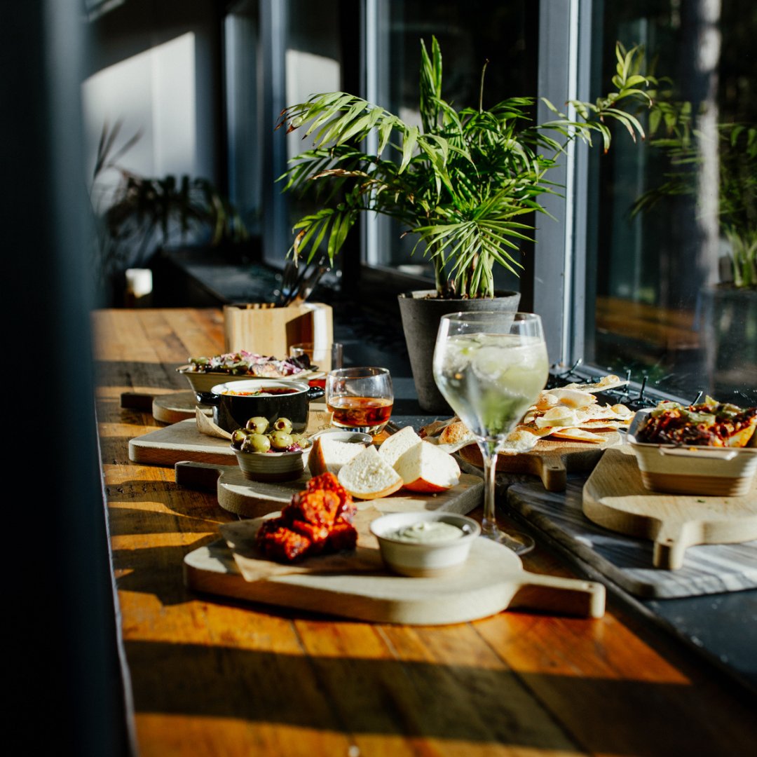 How lovely has this sunshine been?!

It's about time, right? Food always seems to taste better when the is shining 😍

#food #foodie #chef #chefs #chefsofinsta #chefsofinstagram #menu #restaurant #michelin #michelinguide #kitchen #foodblog #foodblogger