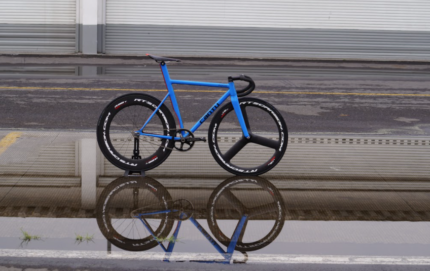 cyclecitymx's tweet photo. En circuito, velódromo o calle la Aero vuela. Y es que no se puede pedir menos de una bici hecha como una traje fino: a la medida.
#cyclecity #CantúAero #testridebike
#cdmxhttps://www.cyclecity.mx/bicicleta-cantu-aero-hecha-a-la-medida-lista-para-el-velodromo-o-la-calle/ https://t.co/y9OC3r9TaB