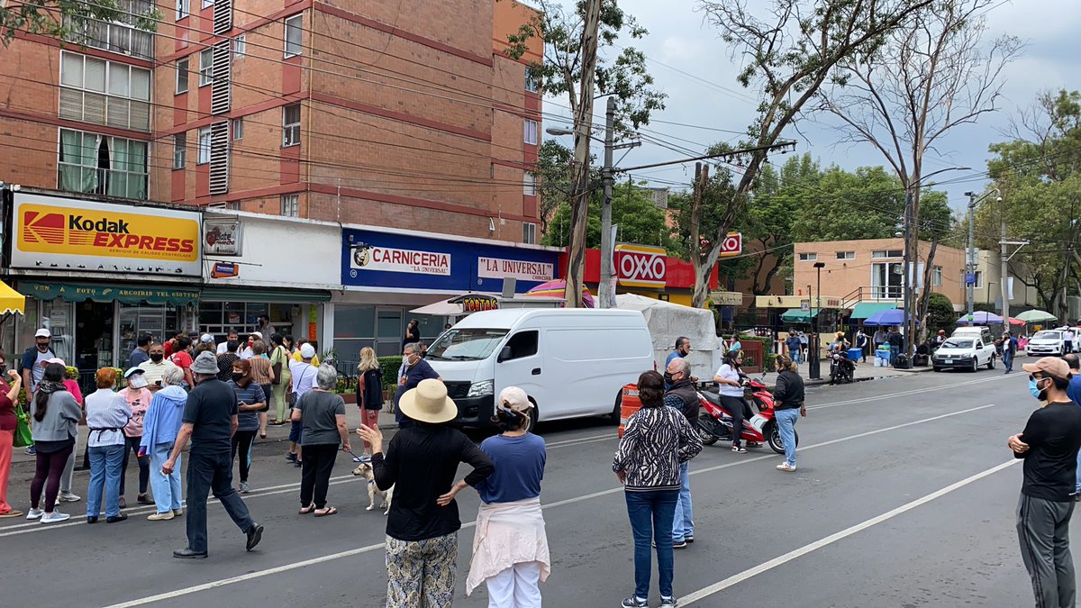 Manifestantes en av.universidad. Ya están cansados del comercio informal y la invasión de las banquetas. <a href="/Alcaldia_Coy/">Alcaldía de Coyoacán</a> ya pongan orden carajo. <a href="/Claudiashein/">Claudia Sheinbaum Pardo</a> urge que dejen de pedir mordidas para invadir las banquetas. <a href="/AA_DF/">Ayuda a Alguien</a>