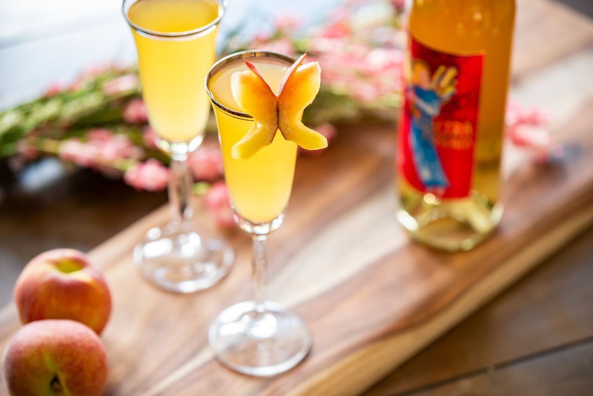 We've mixed another delicious #wine #cocktail for you all! This is our Electra #Bellini, a pleasing #peach packed potation perfect for the warm #summer months to come. 🍑 🌞 😎

quadywinery.com/recipe-posts/e…