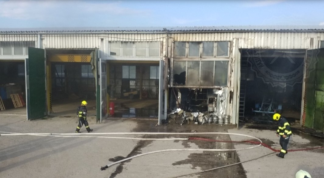 HZS_Pardubice's tweet photo. Zasahujeme u požáru průmyslové haly v Pardubicích - Černé za Bory. Z hořícího objektu vynesena svářecí souprava s tlakovými lahvemi. Požárem je zasažena i sendvičová střecha. Zásah je tedy veden i z výškové techniky. Zjišťujeme výši škody i příčinu vzniku požáru. https://t.co/uId6k0r6as