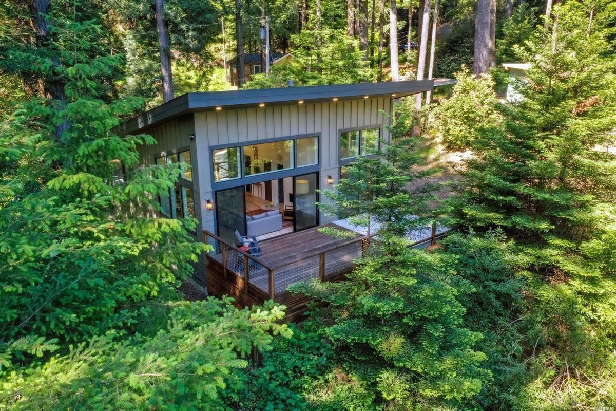 Wonderful Mid-Century Modern-ish Standout. Imagine your life in this hill top sanctuary with views of forest and hills. Private, great parking and the perfect escape. Septic for 2nd bedroom should you want to expand.
#russianriver #russianriverrealestate  
buff.ly/3z02xzR