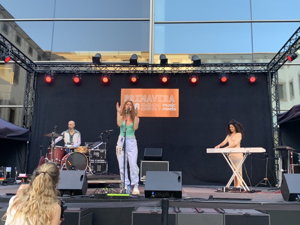 It’s time for <a href="/arianabecasis/">Ariana Abecasis</a>!🔥 Her music brings together organic instruments with electronic avant-garde &amp; RnB beats with the classical piano and auto-tune. Live now on the #CatalanMusic Showcase <a href="/PrimaveraPro/">Primavera Pro</a>!