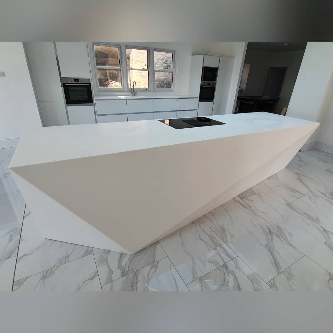 HawdonSurfaces's tweet image. We would like to introduce you to this absolute Beauty!... or should I say Beast as it is almost 4 metres in length and weighs an absolute tonne! 👀😍

#HawdonWorkSurfaces #SolidSurface #Seamless #Bespoke #Staron #LuxuryWorktops #LuxuryKitchen