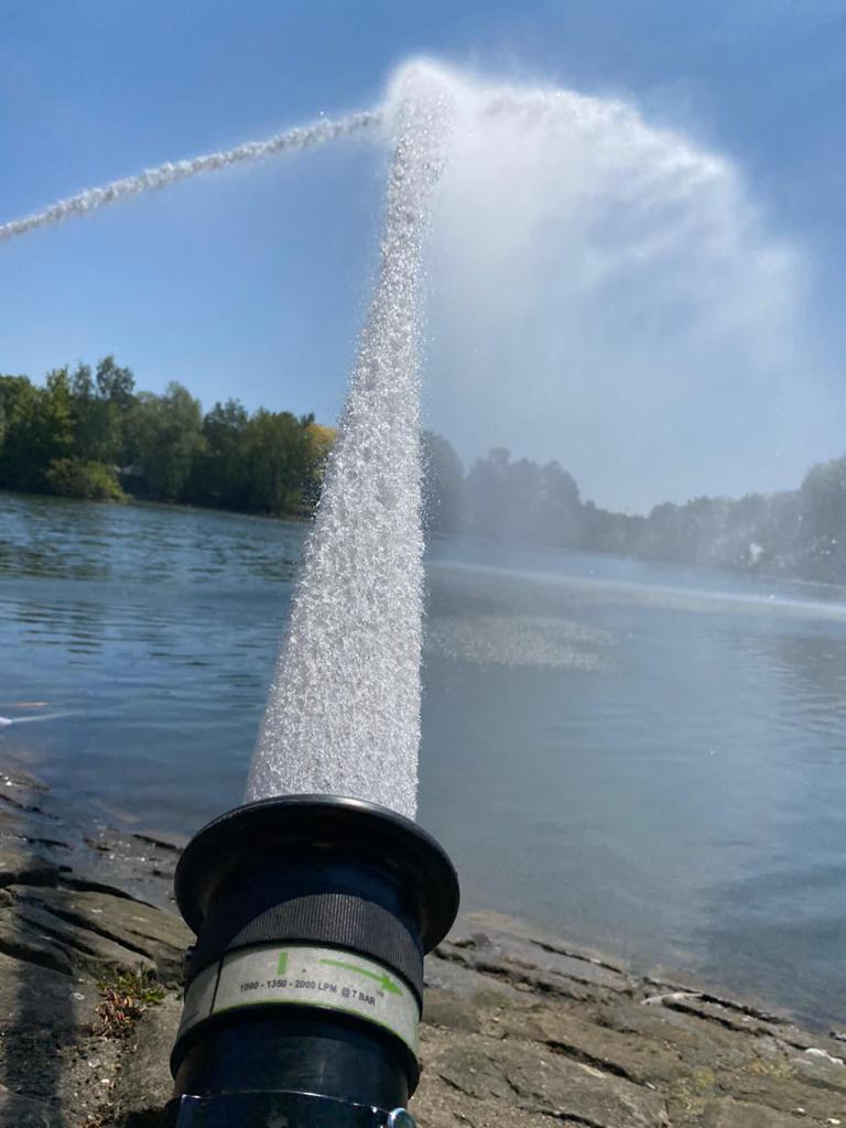 Tyne_Wear_FRS's tweet photo. πHere are some photographs of firefighters from π© Watch at Gateshead Community Fire Station during a recent outdoor training exercise at Saltwell Park.
πThe crew members are pictured practising essential water rescue training skills
#trainingtoprotectyou
#readywillingable https://t.co/NrnfKiVZix