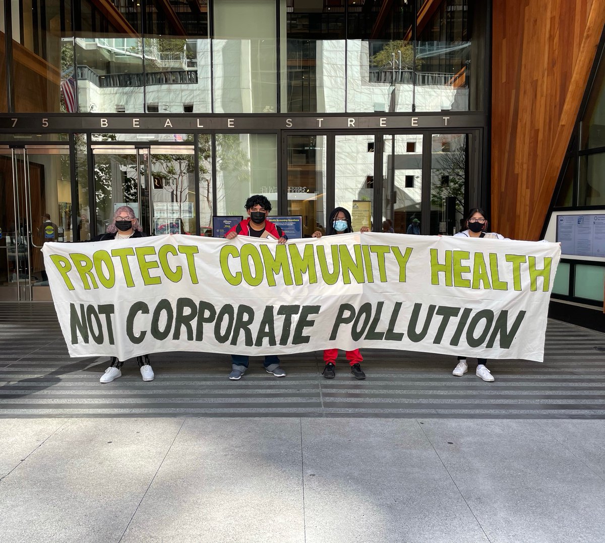 dcmarla's tweet photo. Will the @AirDistrict fulfill its most basic duty to stand up for #cleanair for one million #BayArea residents today? Will they support the creation of jobs cleaning up our air? Or will they side with #Chevron lobbyists? #CatCrackerRule #EnvironmentalJustice #BeyondChevron https://t.co/ntBo0Ao7pF
