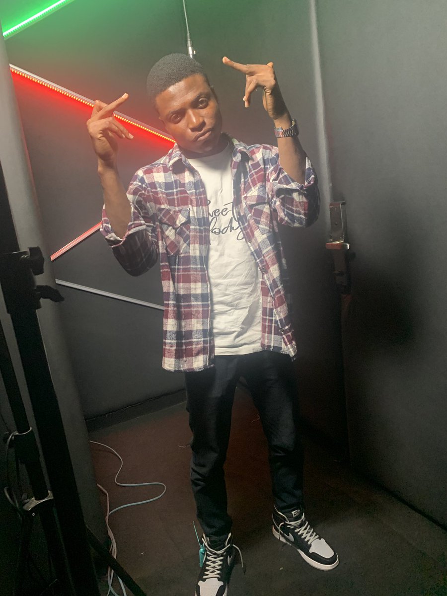 gdelarunsi's tweet image. This time the content wasn’t just from the computer to the internet ❤️😌

I enter road, traffic hold me and hunger finished me 😩

#Lareez #suxcitymember