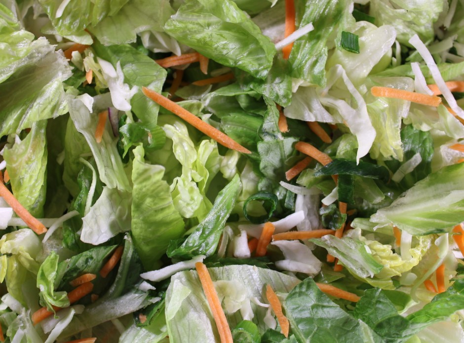 FairEarthFarms's tweet photo. Our #BaconButtermilk blend 🥗 Romaine, Green Cabbage, Carrots, Green Onions, and Iceberg for that extra crunch! 💥 https://t.co/65hdzZMuv7