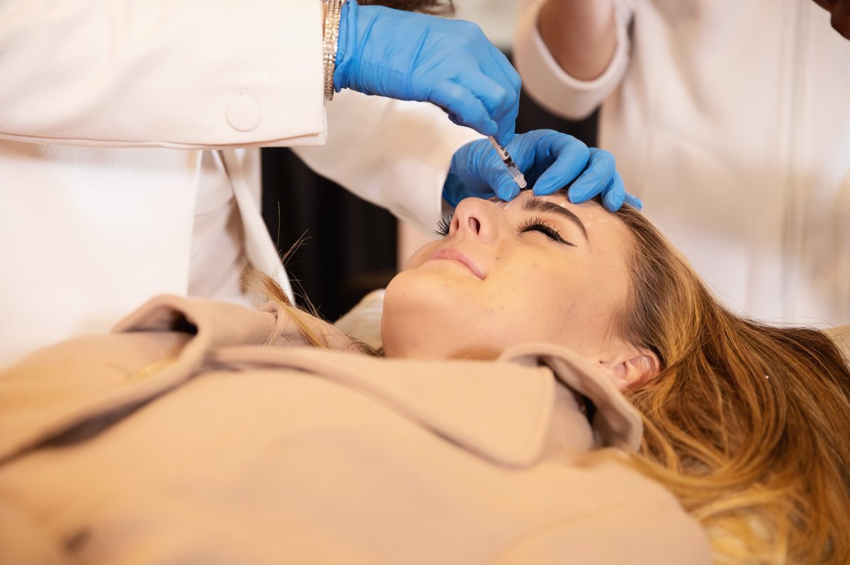 SkinBodyRenewal's tweet photo. This past Saturday saw Skin Renewal's Dr Lilli host a workshop for the Mrs South Africa 2021 contestants. Dr Lilli shared all the inside info on injectable, and also debunked a few myths.
#SkinRenewalSA #skin #beauty #aesthetics #skindoctors #injectables #BotulinumToxin https://t.co/zQzMyoE5R4