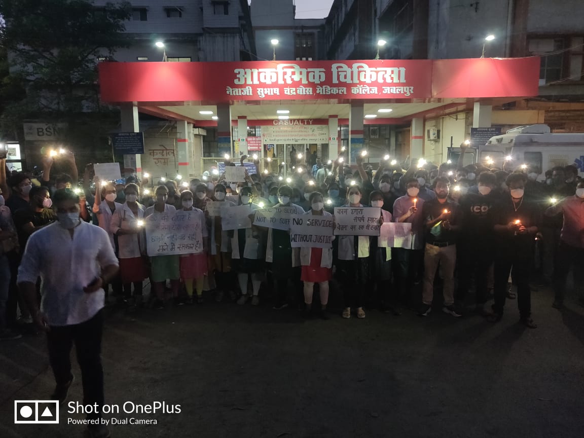 DrKuldeepGupta9's tweet photo. हर तरफ से आ रहे यही आवाज बंद करो डॉक्टरों पर अत्याचार जूनियर डॉक्टर अपना अधिकार नहीं किसी से भीख मांगते
#JDA_MP https://t.co/b8tuRKyFVM