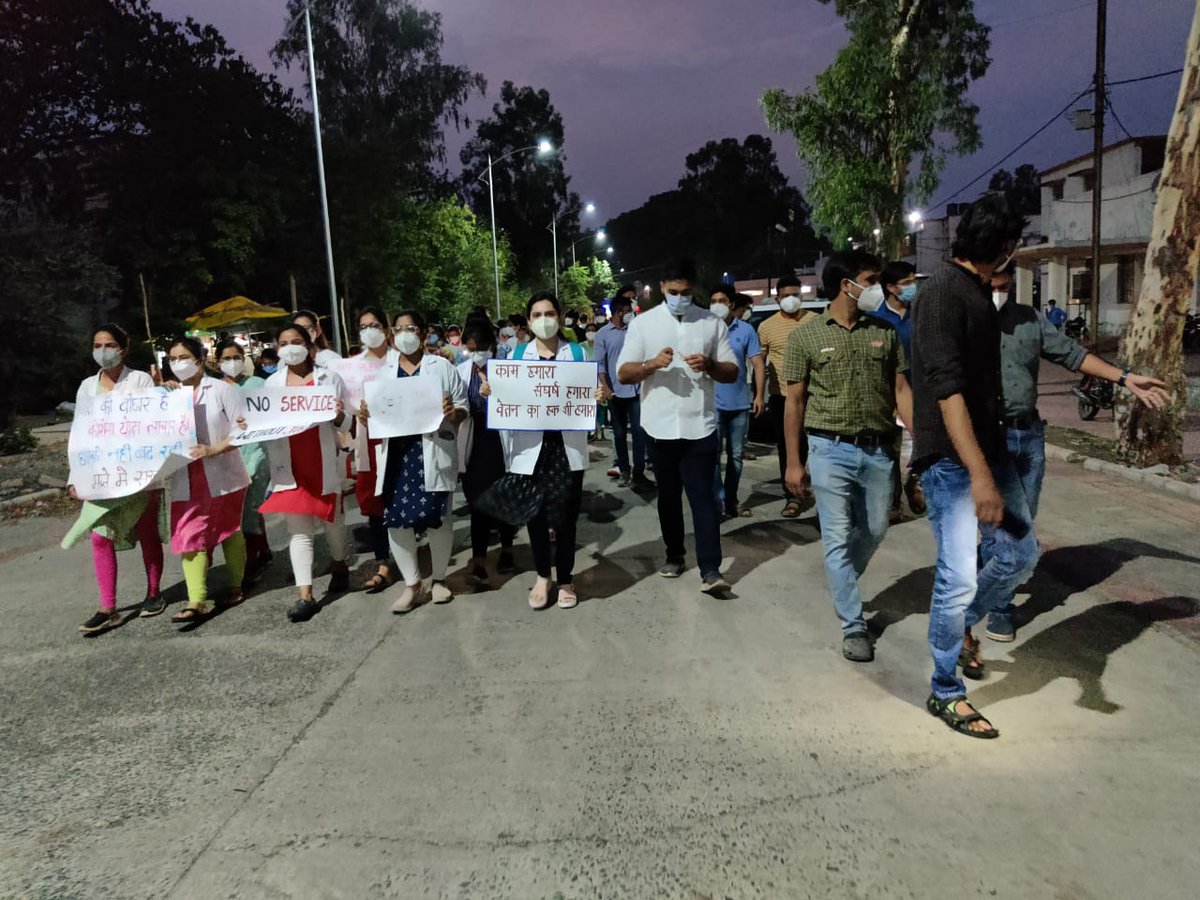 DrKuldeepGupta9's tweet photo. हर तरफ से आ रहे यही आवाज बंद करो डॉक्टरों पर अत्याचार जूनियर डॉक्टर अपना अधिकार नहीं किसी से भीख मांगते
#JDA_MP https://t.co/b8tuRKyFVM
