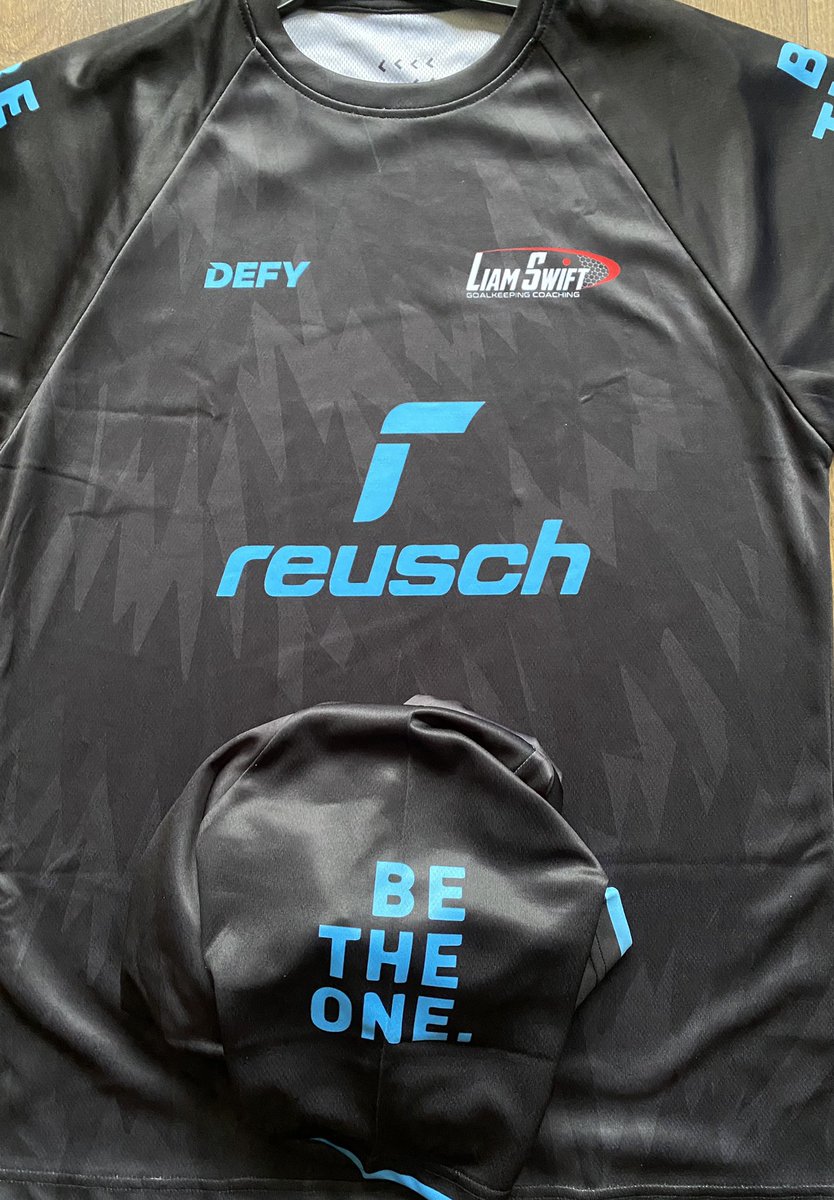Loving the new coaching gear from @Sports_DefyNI, give them a follow, the attention to detail is unreal, quality is too class #reusch #betheone 🙌🏼