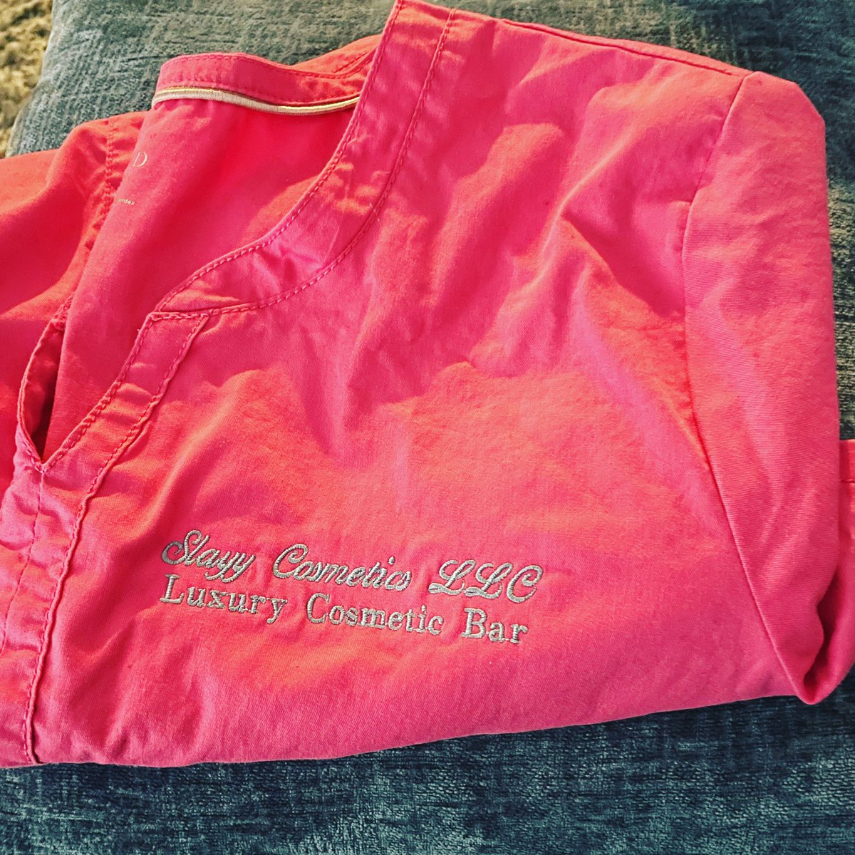 SlayyCosmetics's tweet photo. Finally got my scrubs done for our suite what do yβall think?? #suite #scrubs #letting #slayycosmeticsllcluxurycosmeticbar #slayycosmetics #theslayycosmetics #outfits #branded #scrubtop #esthetician #branding #supportsmallbusiness #smallbusiness #ecommerce #BlackOwnedBusiness https://t.co/u73PFmbLHZ