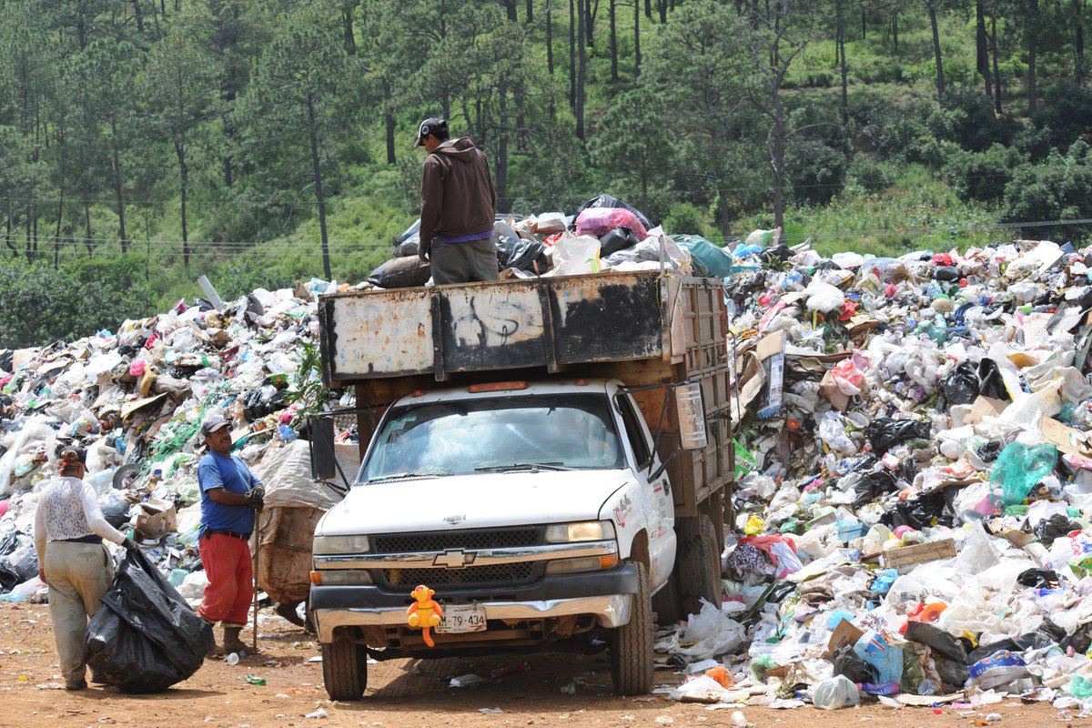 proammich's tweet image. Denuncia al 800 00 77 626 el manejo inadecuado de los sitios de disposición final de residuos sólidos y ayúdanos a conservar nuestro medio ambiente. #EscuchaLaTierra