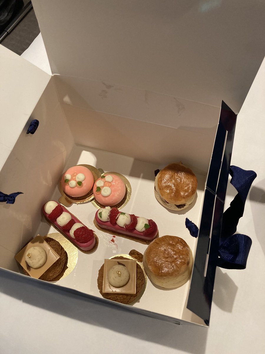 gemma_peet's tweet photo. Our ‘doggy box’ before and after....... 

this is what happens when you don’t follow any of the instructions given! 🙈😂

#TheRitz #Leftovers #Bugger https://t.co/7r0rRiwnmb