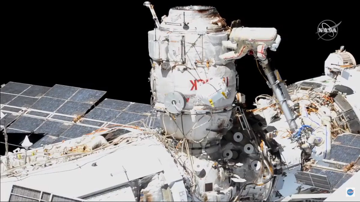 RevesdEspace's tweet photo. @novitskiy_iss Les 2 cosmonautes ont surtout supprimé toutes les connexions externes entre le module Pirs et la Station spatiale internationale, en vue de son retrait à venir pour l'installation de #Nauka. Oleg et Pyotr ont également installé de nouveaux équipements scientifiques. #EVA48 https://t.co/9EDzoUJOS7