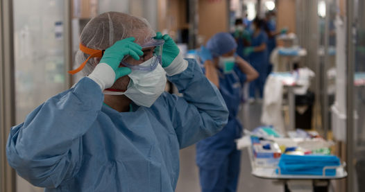 La COVID-19 no ha sido una sorpresa. La ciencia llevaba años advirtiendo del peligro de una pandemia; y la gripe aviar, el MERS o la gripe A fueron algunos avisos. Entonces, ¿por qué nadie parecía estar preparado? La ciencia tiene algunas explicaciones: bit.ly/3vOHy0U