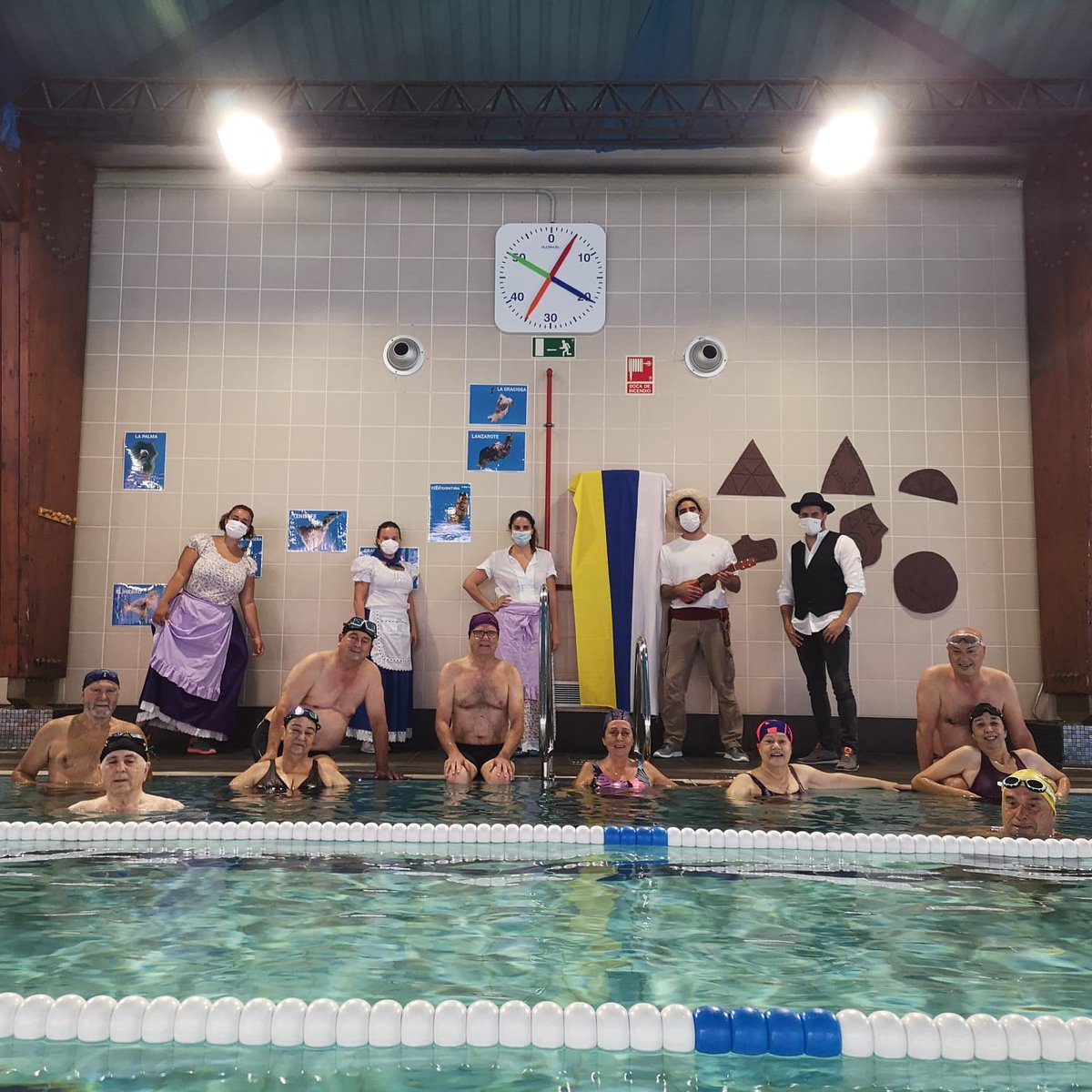 En el #CentroInsularDeDeportes nos gustan las fiestas tanto como el deporte. ¡No nos perdemos una!🎉
Disfruta de estas fotos de nuestro equipo celebrando el #DíaDeCanarias 🇮🇨 
¿Viniste a celebrarlo con nosotros?