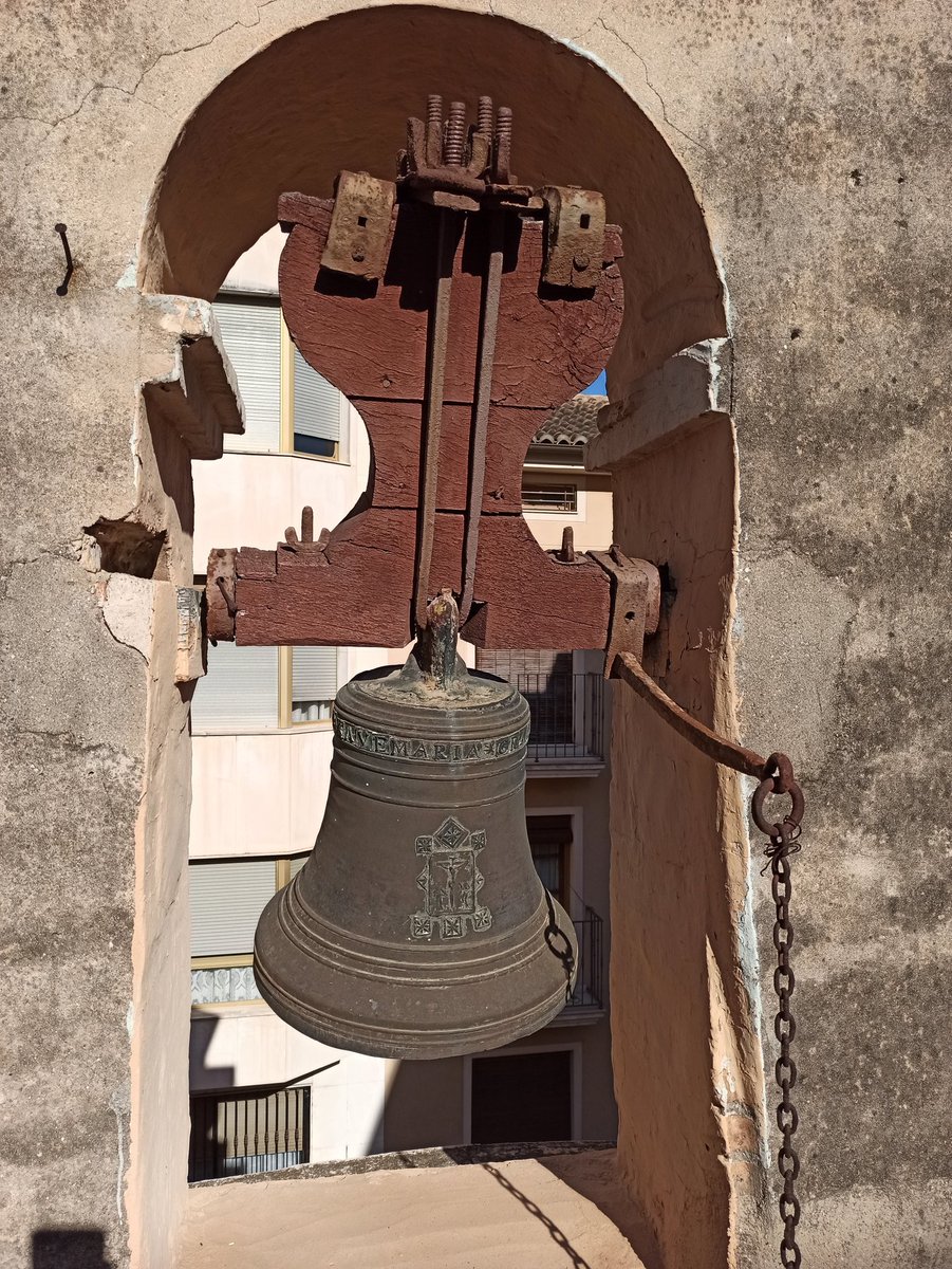 joalche's tweet photo. La campana de la capella del Crist de l'Hospitalet de Sueca (1788) conserva la truja de fusta antiga i la ballesta per tocar-la al mig vol, un conjunt patrimonial importantíssim! https://t.co/BMLzGzo8IF