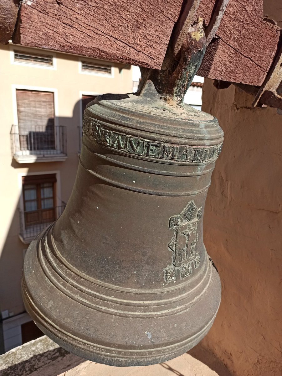 joalche's tweet photo. La campana de la capella del Crist de l'Hospitalet de Sueca (1788) conserva la truja de fusta antiga i la ballesta per tocar-la al mig vol, un conjunt patrimonial importantíssim! https://t.co/BMLzGzo8IF