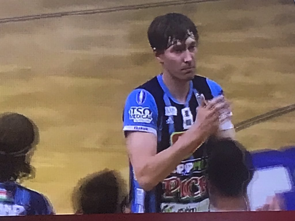 Luismilopez5's tweet image. La afición del Szeged ha despedido como se merece a Jonas Kallman. Al igual que en Ciudad Real, Jonás se ha ganado a la afición por su calidad, honradez y profesionalidad. Un jugador de lis que dejan huella y jamas se olvidan. Quiere seguir jugando un año y ser entrenador.