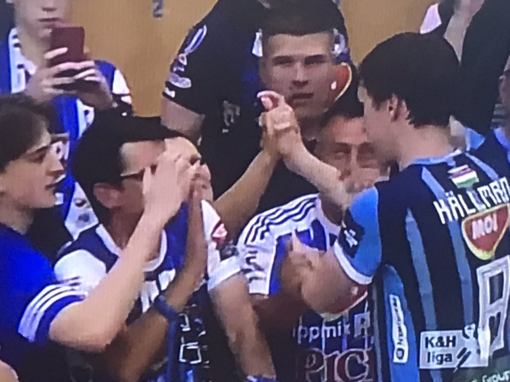 Luismilopez5's tweet image. La afición del Szeged ha despedido como se merece a Jonas Kallman. Al igual que en Ciudad Real, Jonás se ha ganado a la afición por su calidad, honradez y profesionalidad. Un jugador de lis que dejan huella y jamas se olvidan. Quiere seguir jugando un año y ser entrenador.