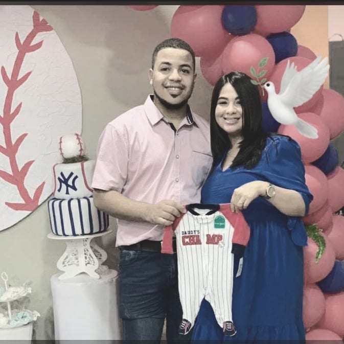 EleticiaReynoso's tweet photo. Abro hilo, 

Este es mi compañero de trabajo Ademil Morel Contreras y su fallecida esposa, Diczabeth Carroz.

Diczabeth Dios la tenga en gloria, permaneció hospitalizada a causa del Covid-19 justo cuando llegaban sus últimos meses de embarazo, para salvar al bebe decidió... https://t.co/SKJHmtjNvP