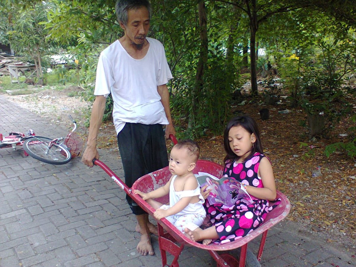 Bahagia dan menyukiri apa yang ada semestinya bukan perkara yang sulit dan berbiaya mahal.

Sobat jangan lupa bersyukur dan berbahagia