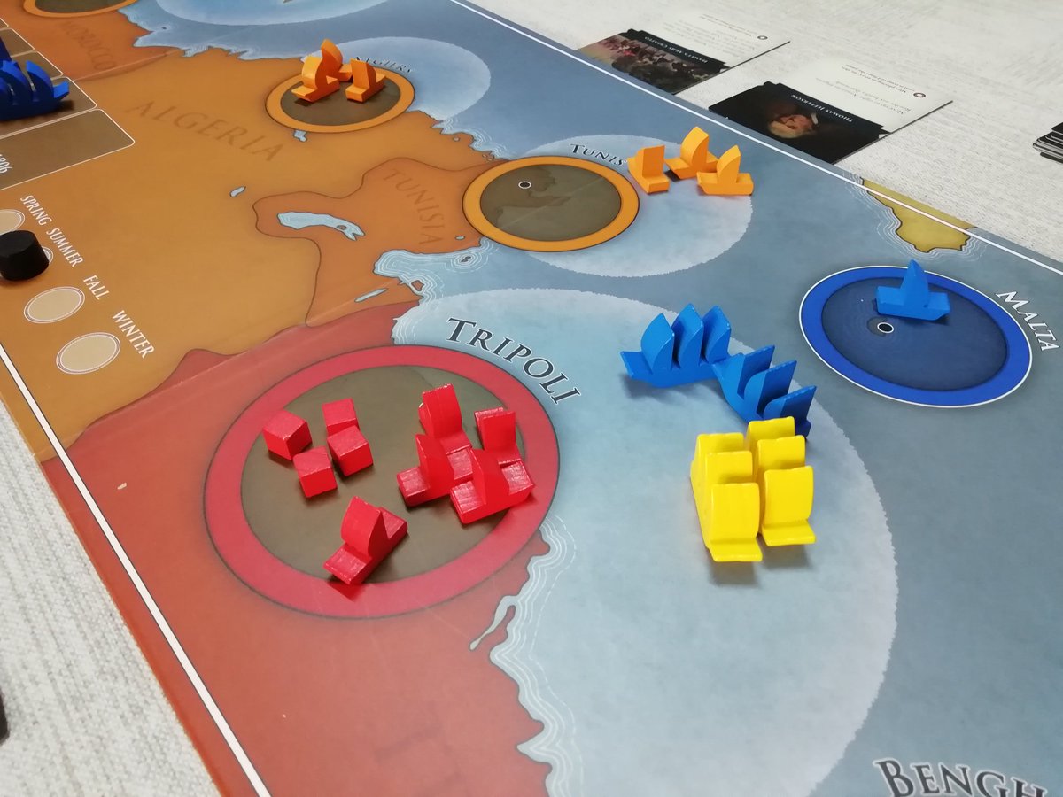 LuisFleyPDJ's tweet photo. Bien bonito que es #TheShoresOfTripoli y qué agradable de jugar. Tiene varios 'peros' aunque muy fluido y con momentos interesantes. Hacía meses que no lo sacaba y quizá esa sea su mayor pega, que va bastante 'sobre raíles' y se disfruta más si se le da espacio entre partidas. https://t.co/W7Kw03vJ4t