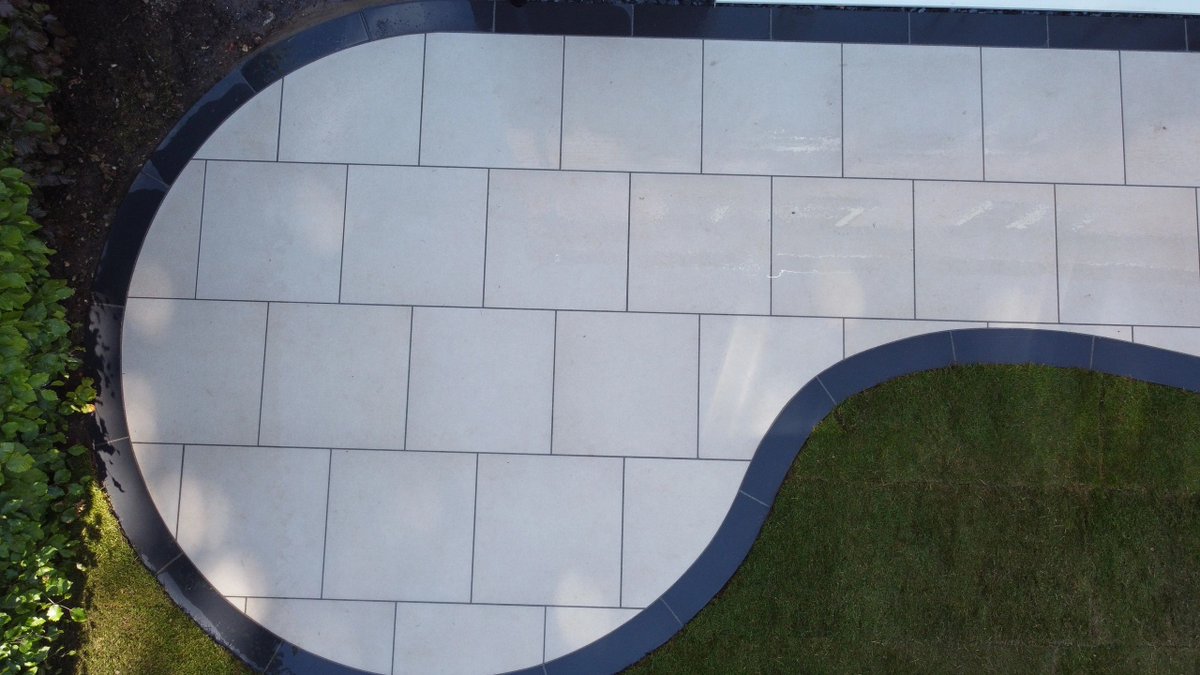 ProjectLandsca3's tweet image. Marshalls Symphony Barley porcelain with black curved cut edging, and raised circle patio constructed for a customer in Morton hall. 

#Marshalls #home #porcelain #paving #burystedmunds