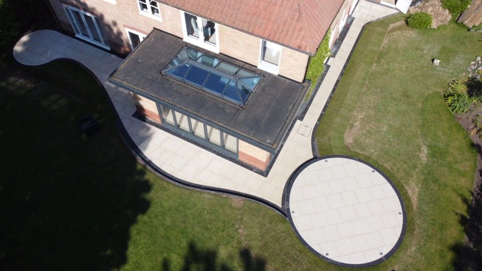ProjectLandsca3's tweet image. Marshalls Symphony Barley porcelain with black curved cut edging, and raised circle patio constructed for a customer in Morton hall. 

#Marshalls #home #porcelain #paving #burystedmunds