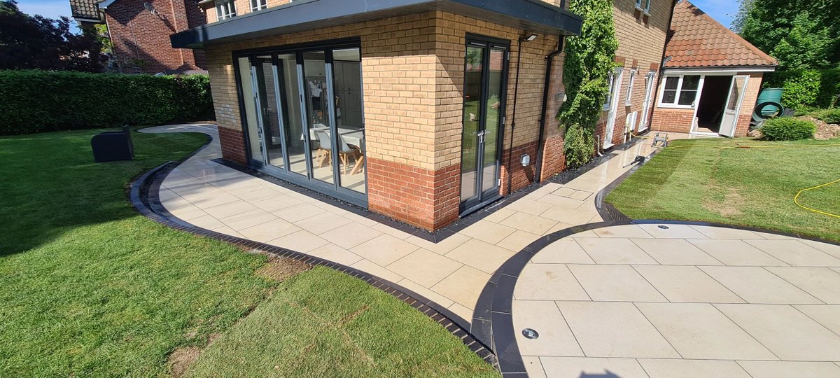 ProjectLandsca3's tweet image. Marshalls Symphony Barley porcelain with black curved cut edging, and raised circle patio constructed for a customer in Morton hall. 

#Marshalls #home #porcelain #paving #burystedmunds