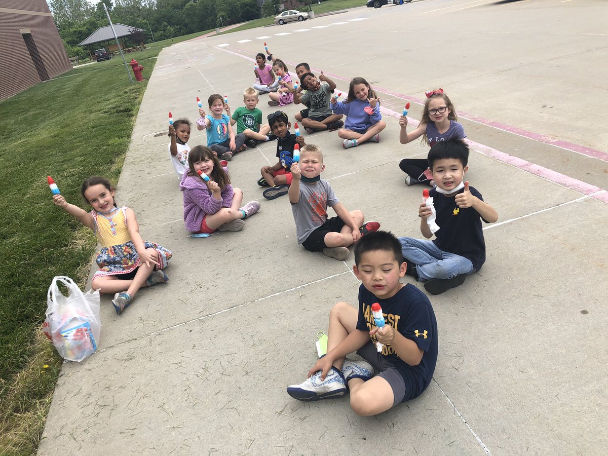 msconcannonbeu's tweet photo. Y is for yummy treat @BeulahRalphElem Bomb Pops for the win! #ABCcountdown #countdowntosummer #cpsbest #actuallywecan #kindergarten https://t.co/4VgGApb1v8