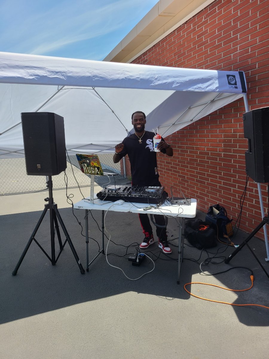 FUSD_Juniper's tweet photo. Congratulations to all of our 5th graders!!!! Juniper will miss you!!! #promotionday #5thgrade @KONAICE @DjMuda @FUSD_Juniper https://t.co/1gMNRERcQz