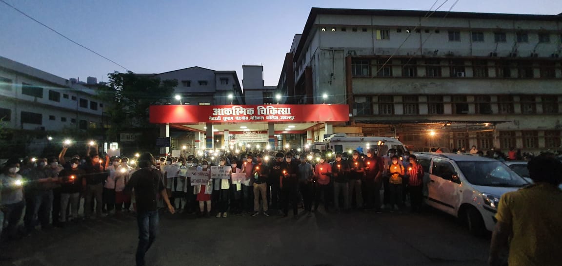 AiimsU's tweet photo. 3000 Junior Doctors are on strike in Madhya Pradesh for their genuine demands.  administration is threatening them with legal action. These front line warriors should be heard.  #justiceforwarriors 
@ChouhanShivraj @INCMP @TheEconomist @PMOIndia @drharshvardhan https://t.co/pyRMkhaOQn